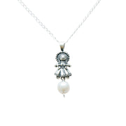 Dije Muñeca Mini con Perla, joya de plata .925 – Gabriela Sánchez