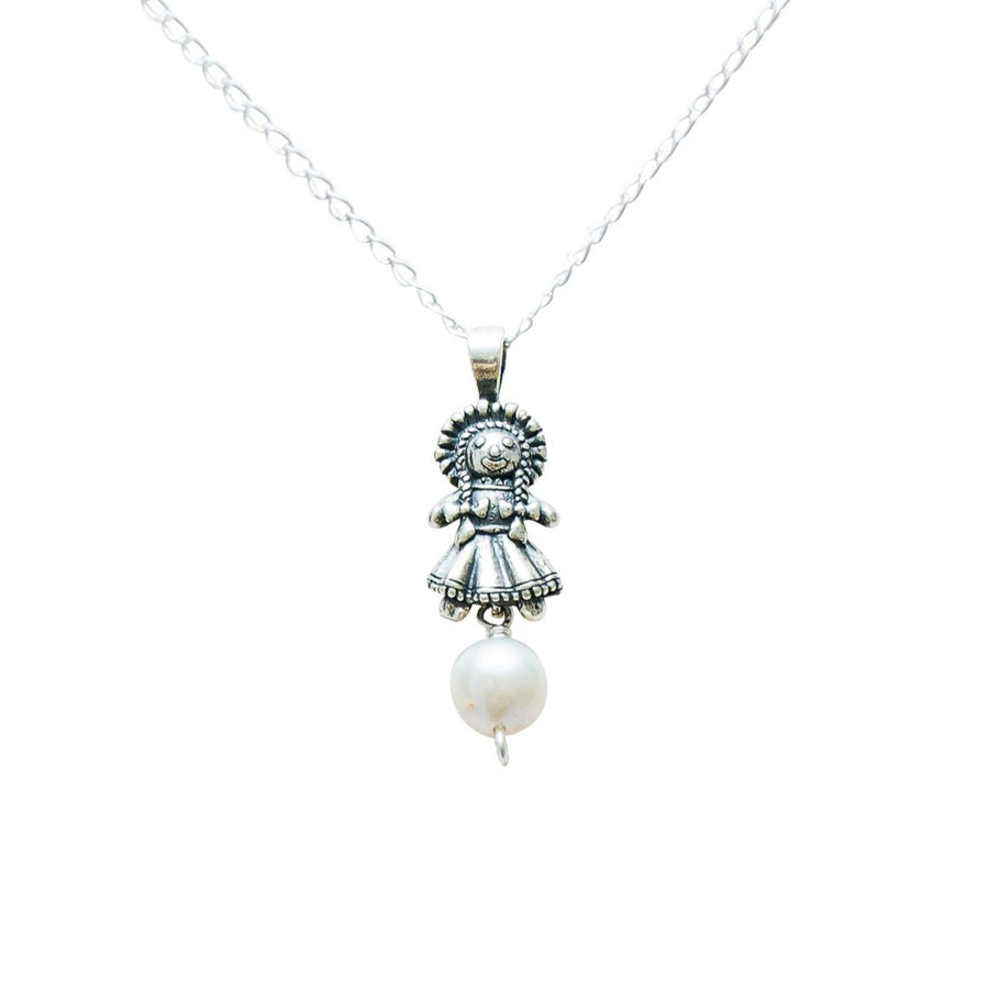 Dije Muñeca Mini con Perla, joya de plata .925 – Gabriela Sánchez