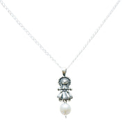 Dije Muñeca Mini con Perla, joya de plata .925 – Gabriela Sánchez (vista 3)