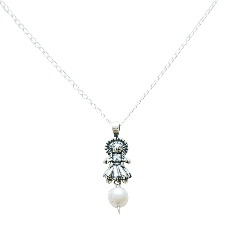 Dije Muñeca Mini con Perla, joya de plata .925 – Gabriela Sánchez (vista 3)