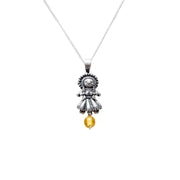 Dije Muñeca Mini con Ámbar, joya de plata .925 – Gabriela Sánchez