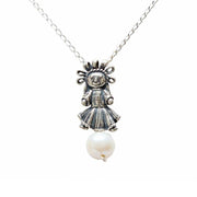 Dije Muñeca Mediana Perla, joya de plata .925 – Gabriela Sánchez