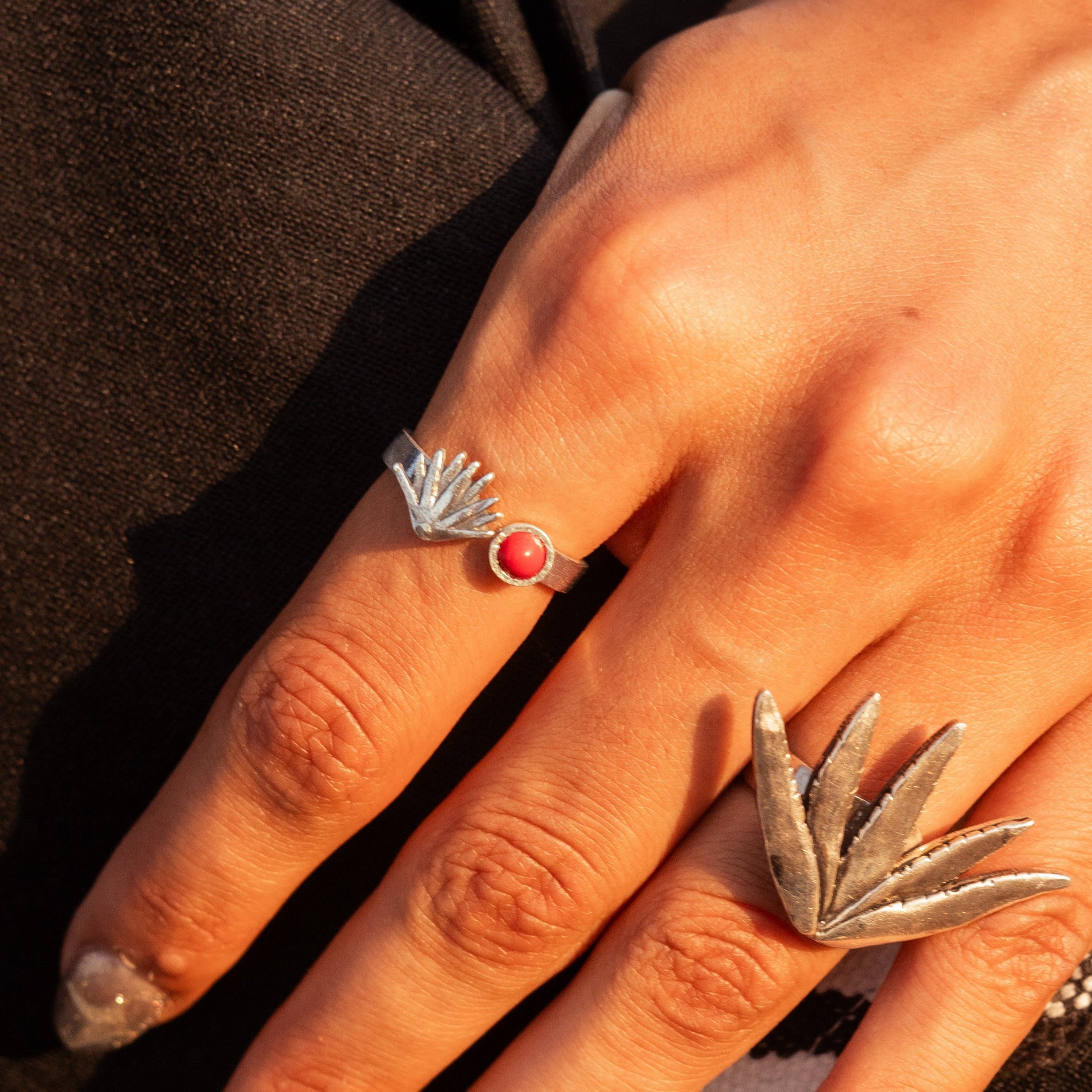 Anillo Agave Rojo, joya de plata .925, con coral – Gabriela Sánchez (vista 2)