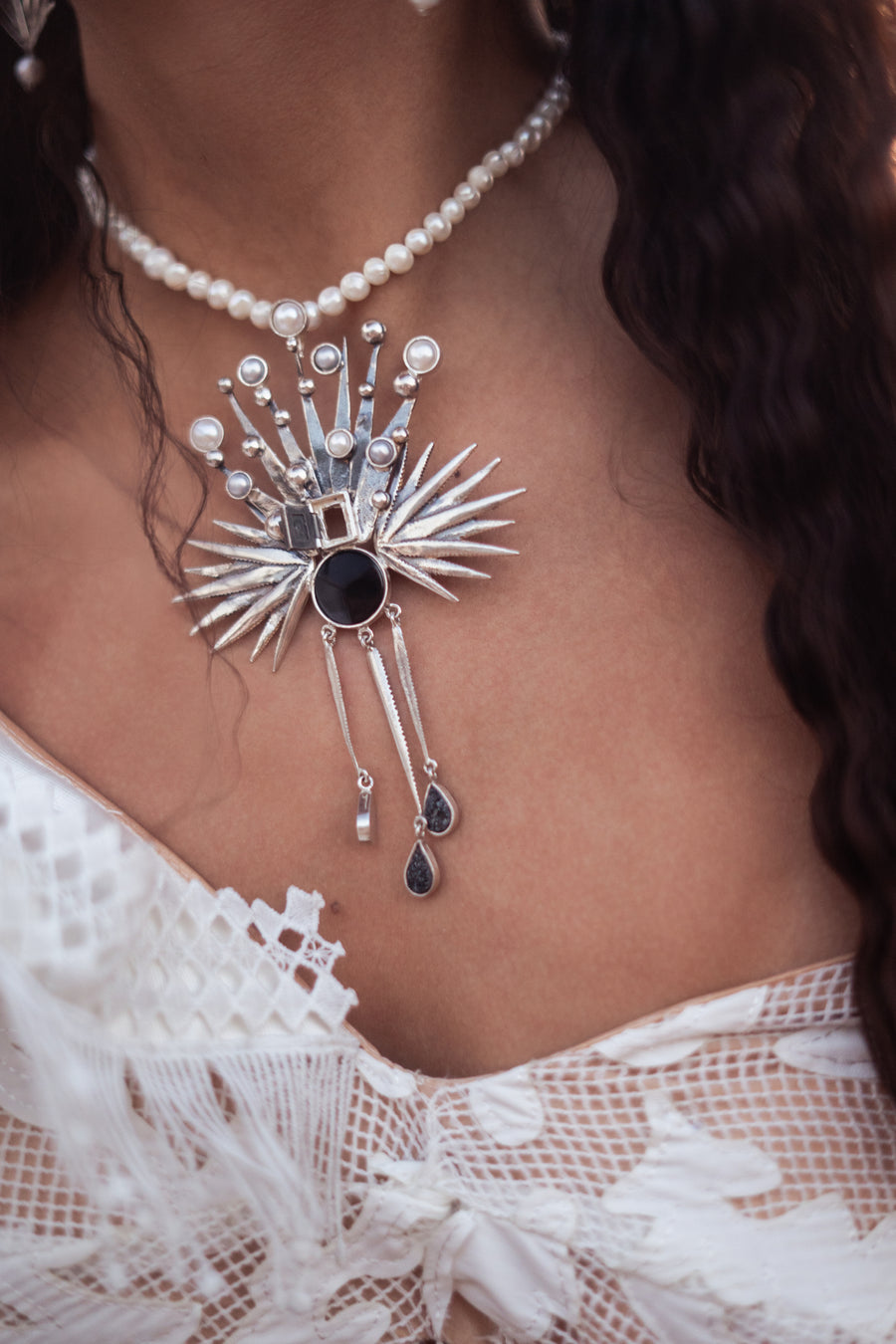 Collar Canto al Pie de Tu Ventana, joya de plata .925, con perla y ónix – Gabriela Sánchez (vista 6)