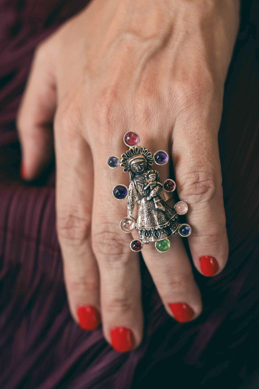 Anillo Abrazo de Mamá, joya de plata .925, con granate y gemas de colores – Gabriela Sánchez (vista 4)