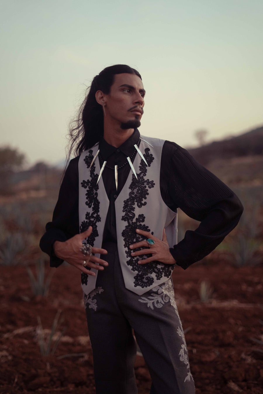 Collar Siete Direcciones, joya de plata .925, con obsidiana – Gabriela Sánchez (vista 3)