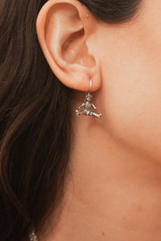 Aretes Muñeca Sentada, joya de plata .925 – Gabriela Sánchez (vista 2)