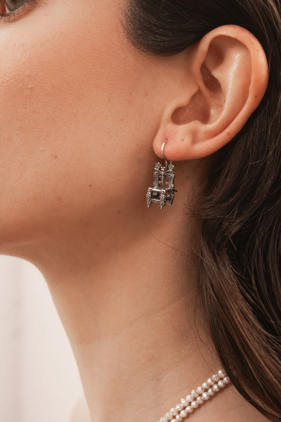 Aretes Muñeca Sentada, joya de plata .925 – Gabriela Sánchez (vista 3)