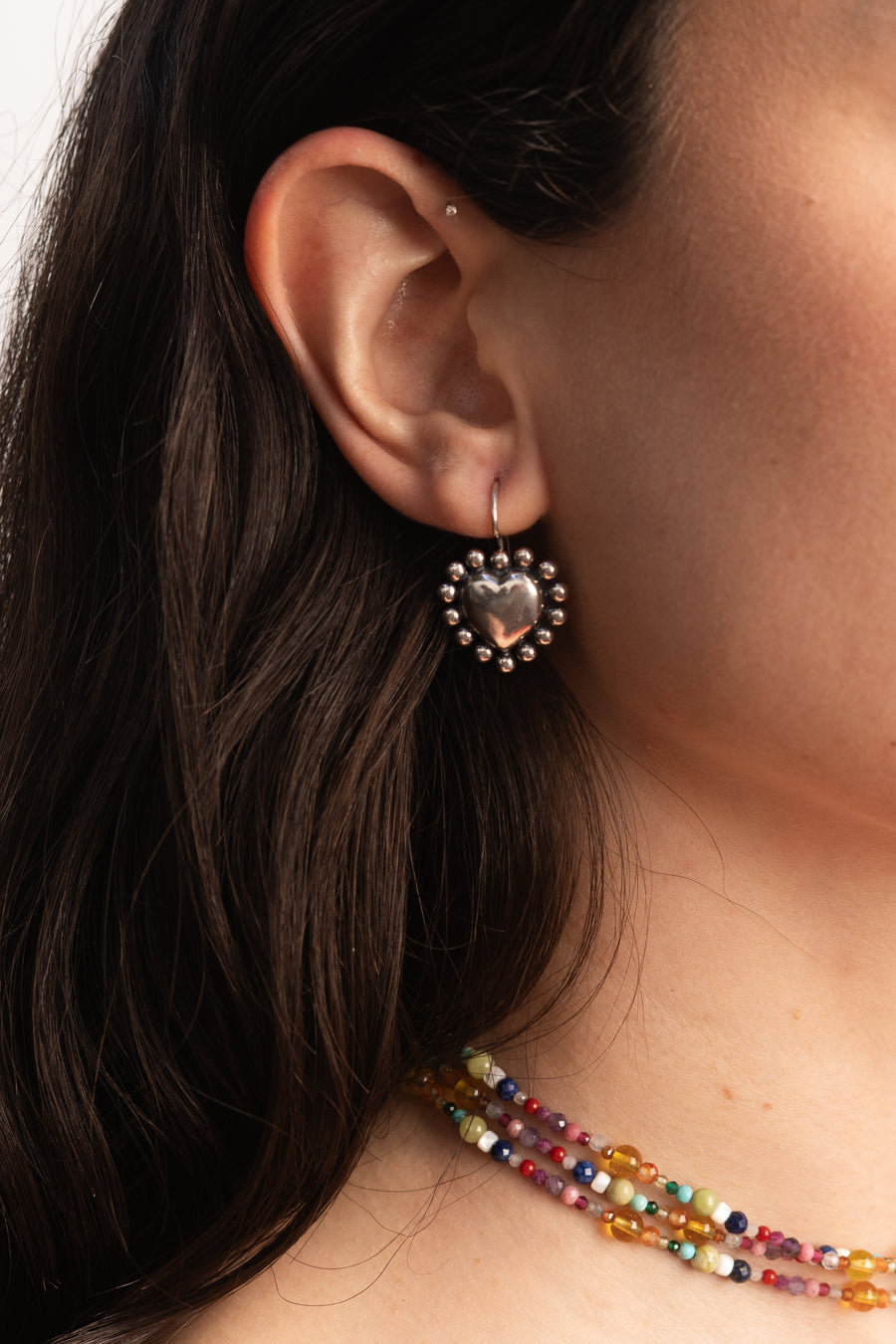 Aretes Corazón con Puntos Mediano Arillo, joya de plata .925 – Gabriela Sánchez (vista 3)