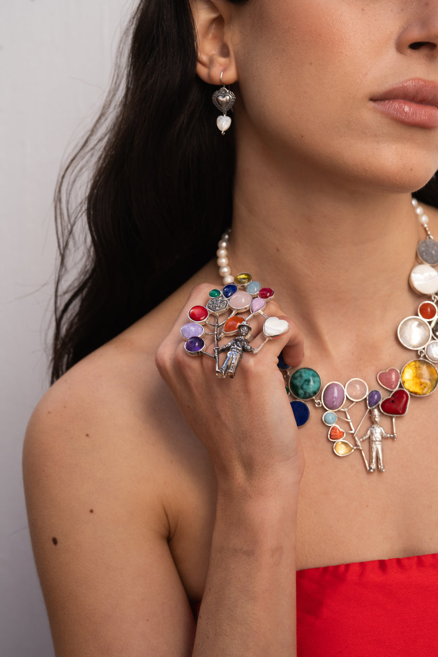 Aretes Corazón Bordado Blanco, joya de plata .925, con concha – Gabriela Sánchez (vista 3)