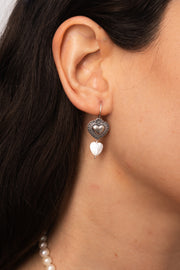 Aretes Corazón Bordado Blanco, joya de plata .925, con concha – Gabriela Sánchez (vista 2)
