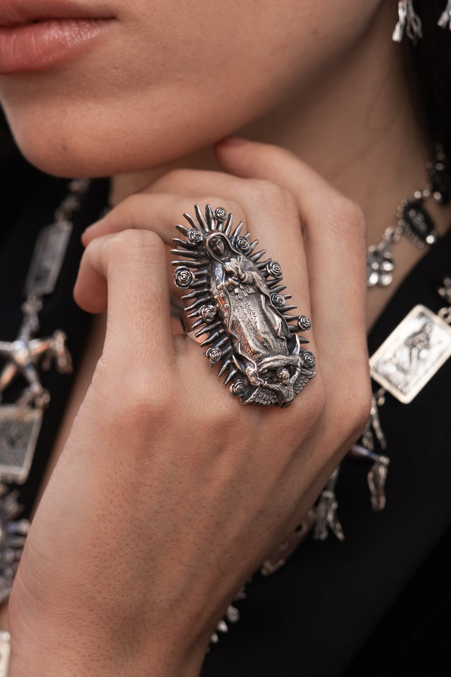 Anillo Virgen de Guadalupe Grande, joya de plata .925 – Gabriela Sánchez (vista 2)