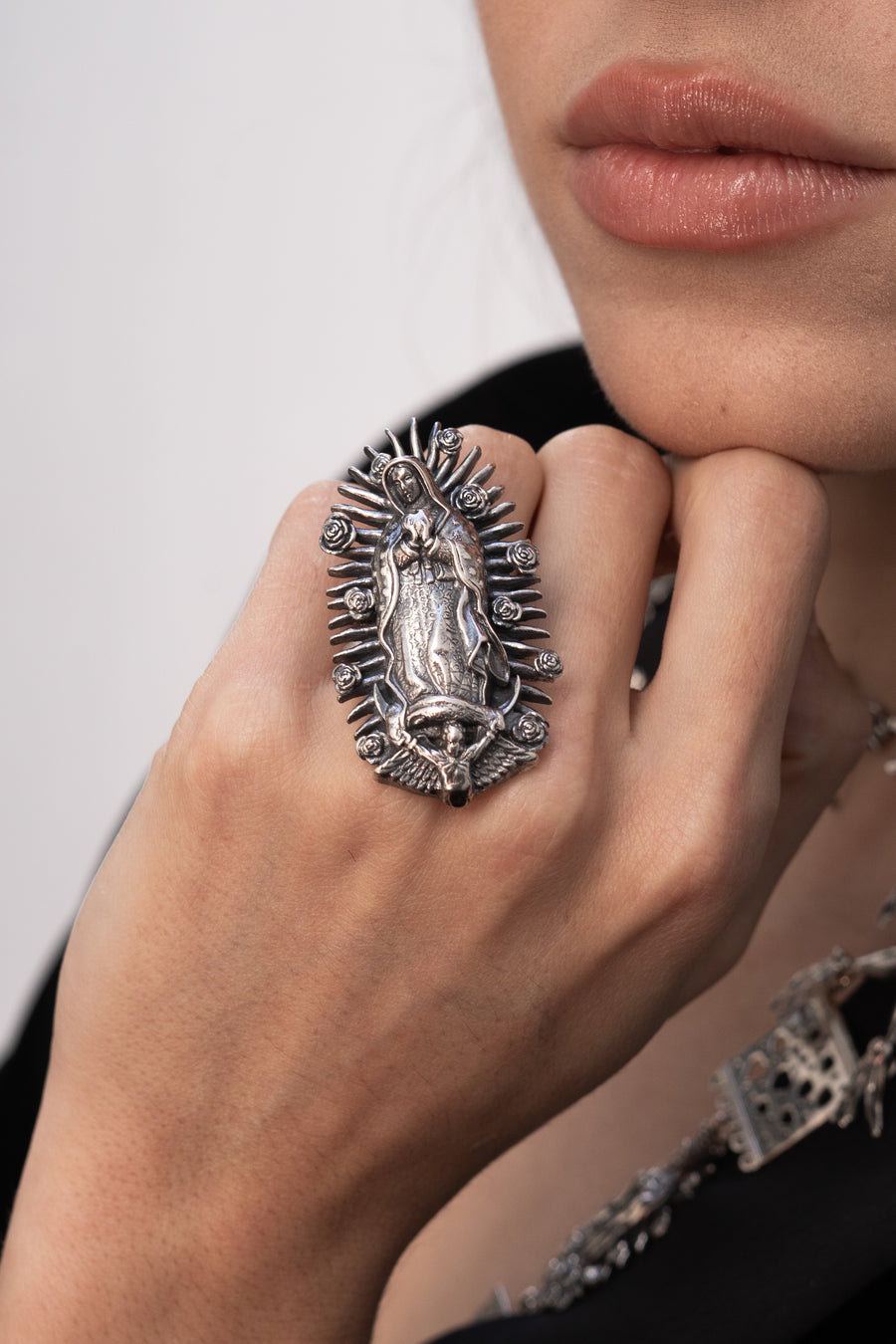Anillo Virgen de Guadalupe Grande, joya de plata .925 – Gabriela Sánchez (vista 3)