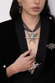 Collar Mucha Fiesta, joya de plata .925, con hematita – Gabriela Sánchez (vista 2)
