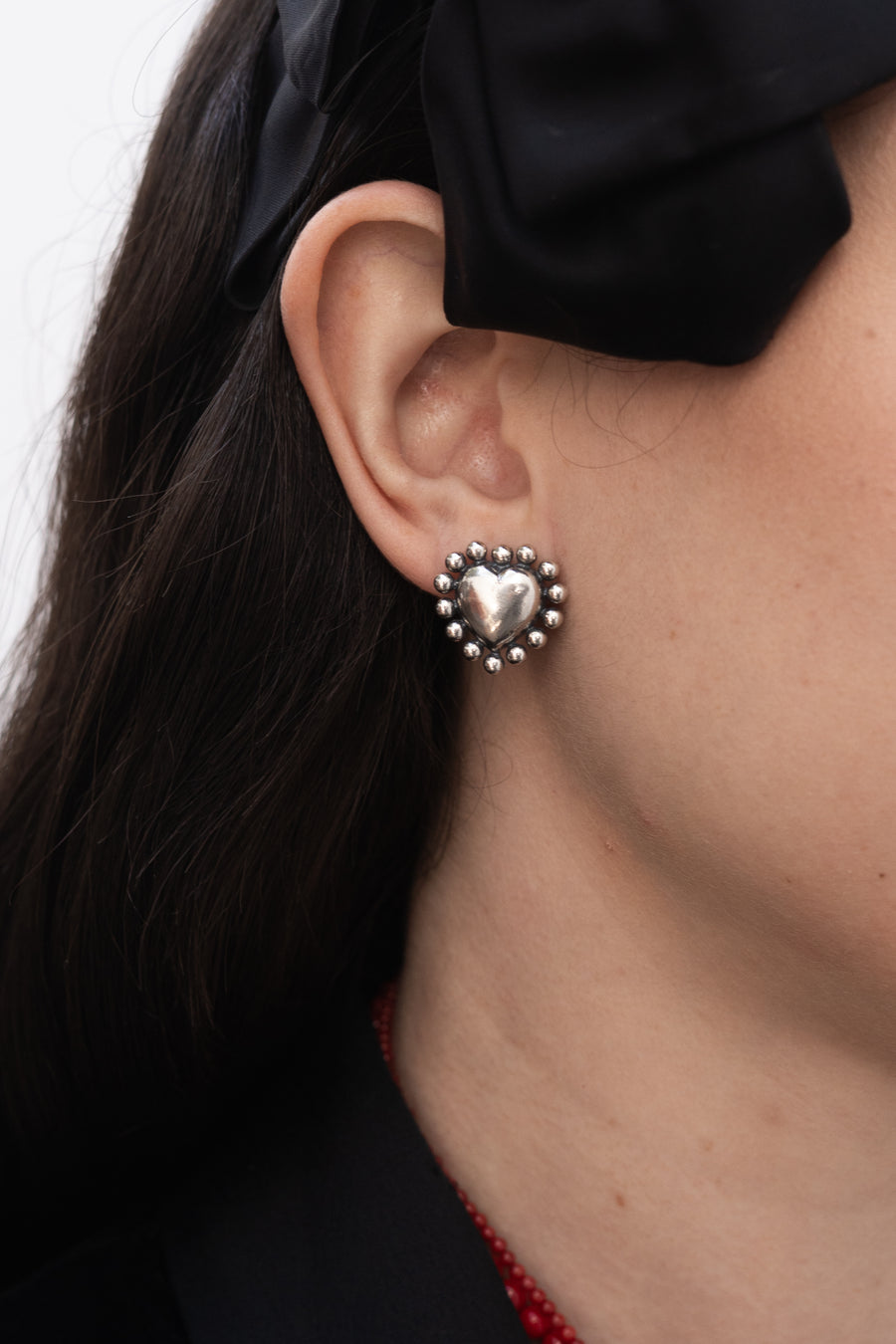 Aretes Corazón con Puntos Mediano, joya de plata .925 – Gabriela Sánchez (vista 3)