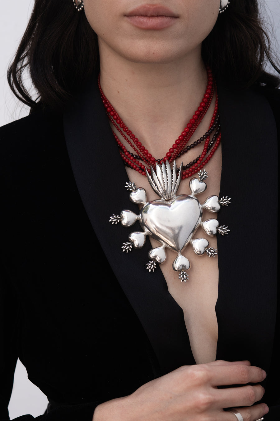 Collar Corazón de Fuego, joya de plata .925, con coral y gemas de colores – Gabriela Sánchez (vista 5)