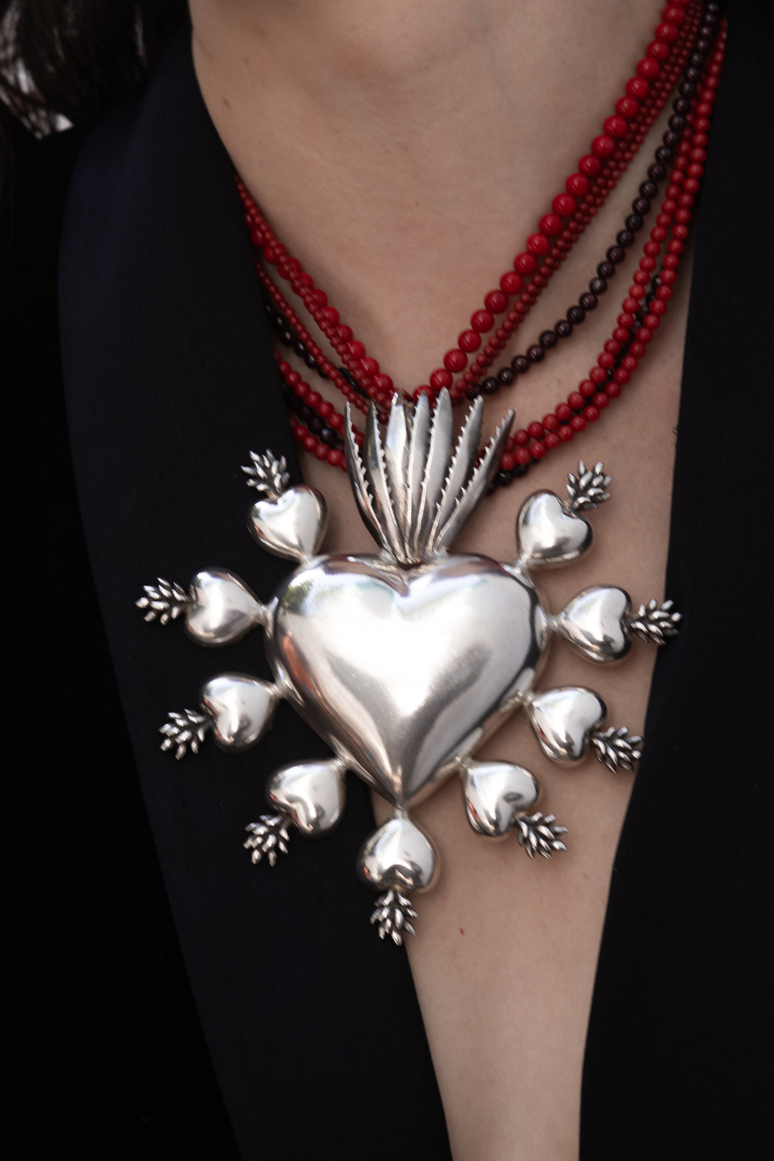 Collar Corazón de Fuego, joya de plata .925, con coral y gemas de colores – Gabriela Sánchez (vista 2)