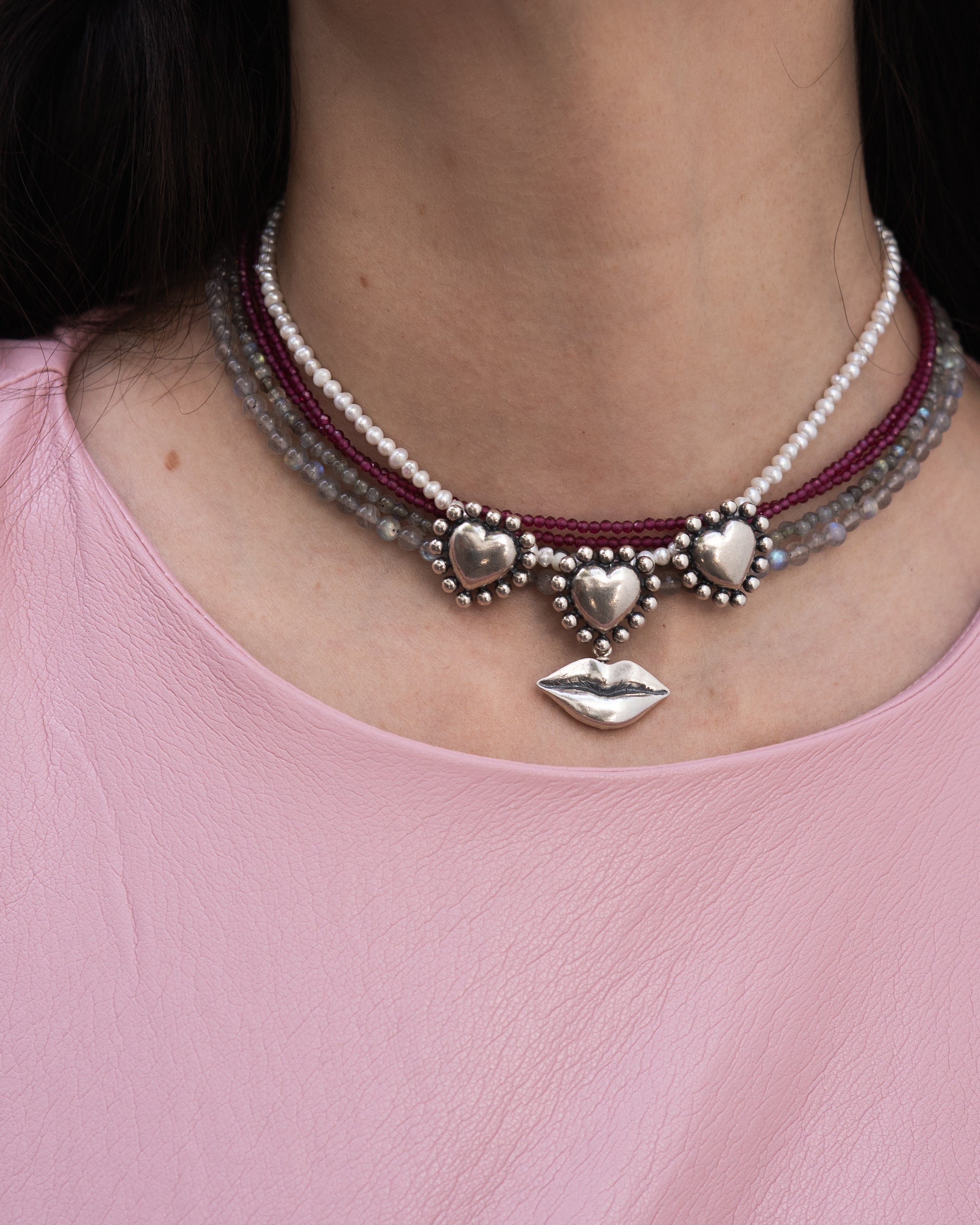 Choker Corazón Enamorado, joya de plata .925, con rubí y perla – Gabriela Sánchez (vista 2)