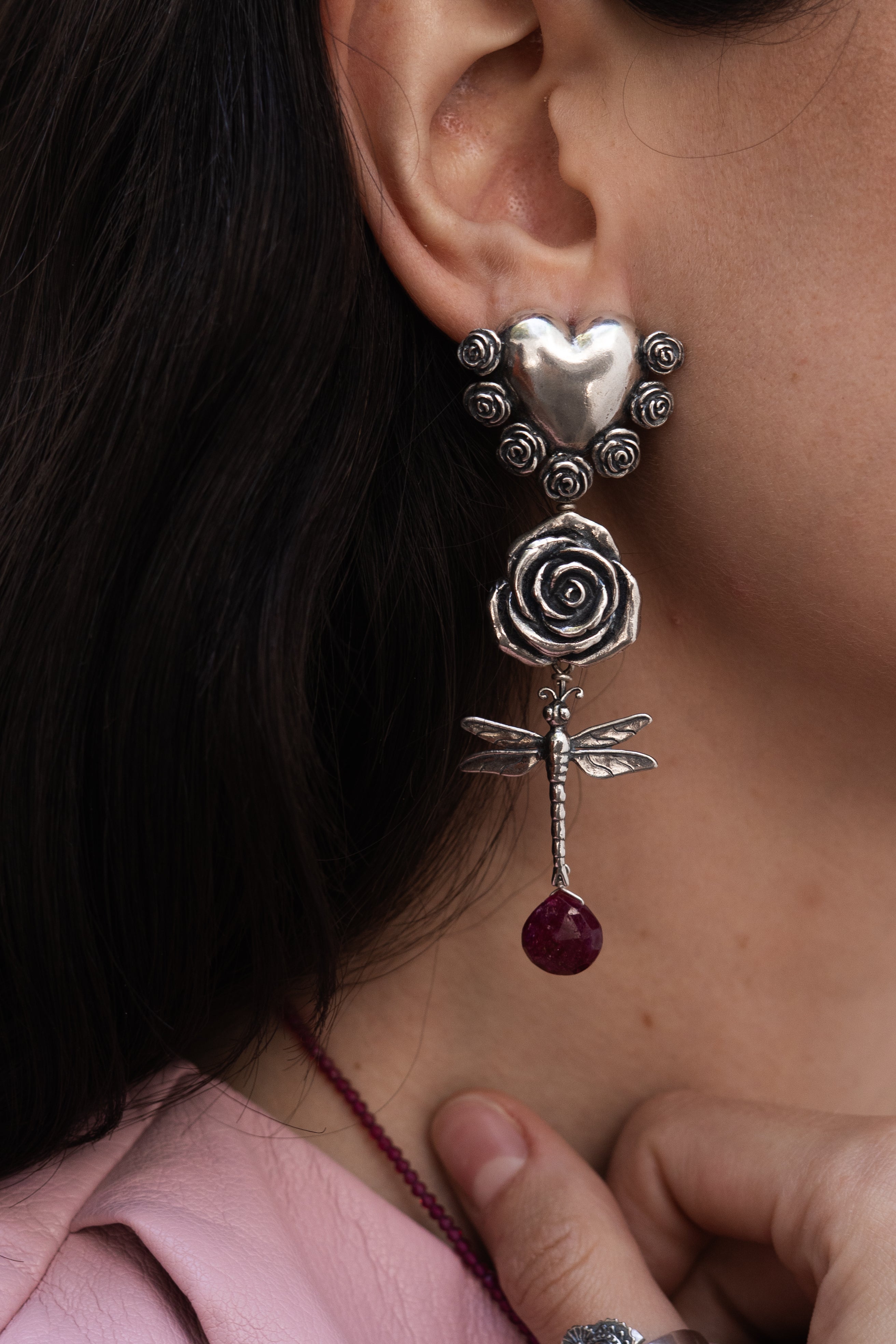 Aretes Libélula Corazón, joya de plata .925, con rubí – Gabriela Sánchez