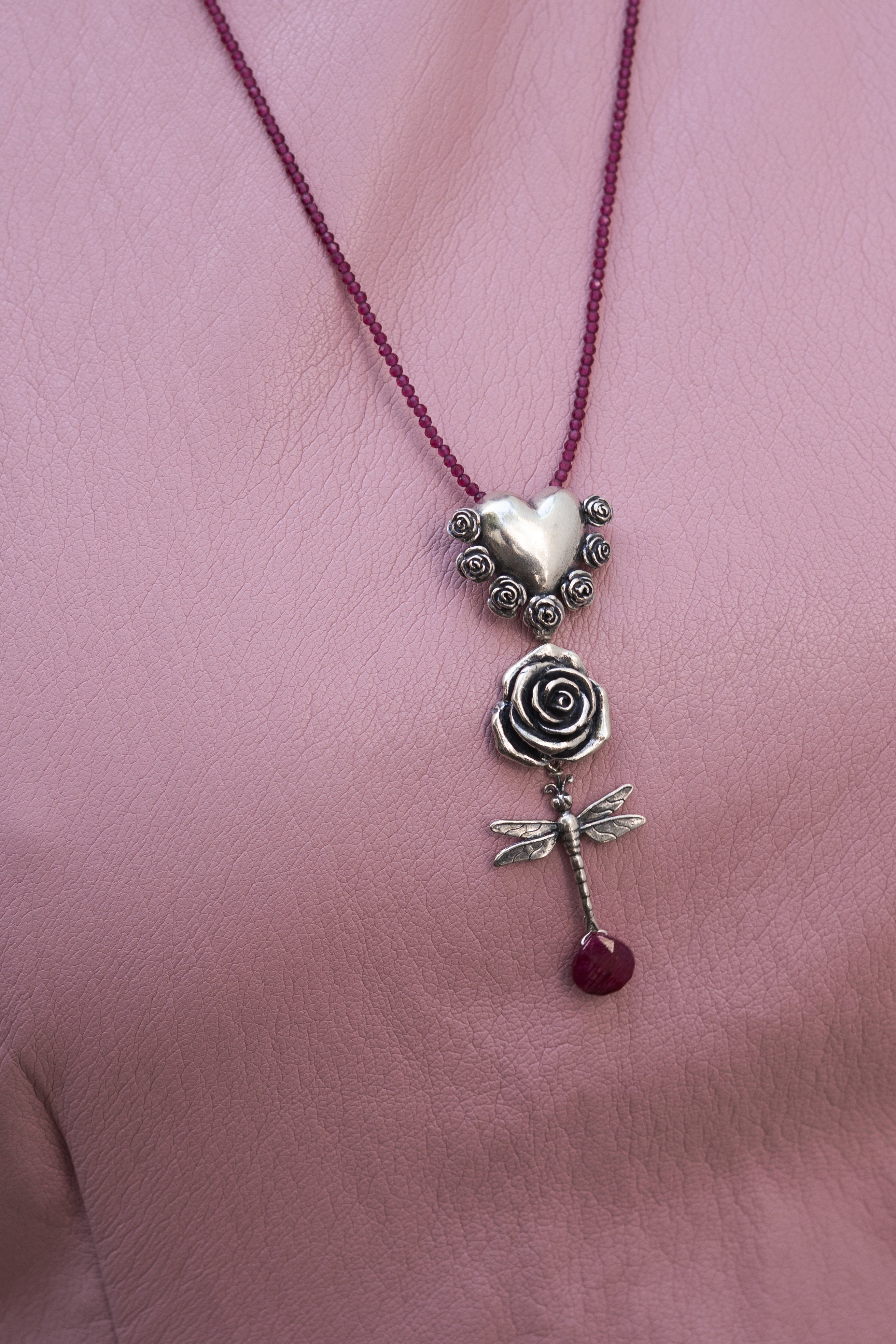 Collar Libélula Corazón, joya de plata .925, con rubí – Gabriela Sánchez (vista 2)