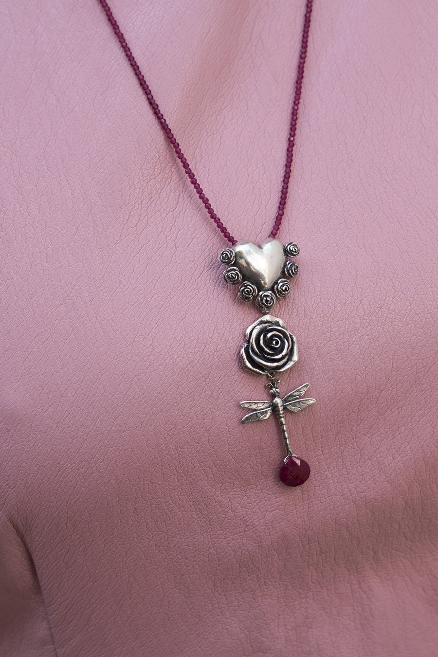Collar Libélula Corazón, joya de plata .925, con rubí – Gabriela Sánchez (vista 2)