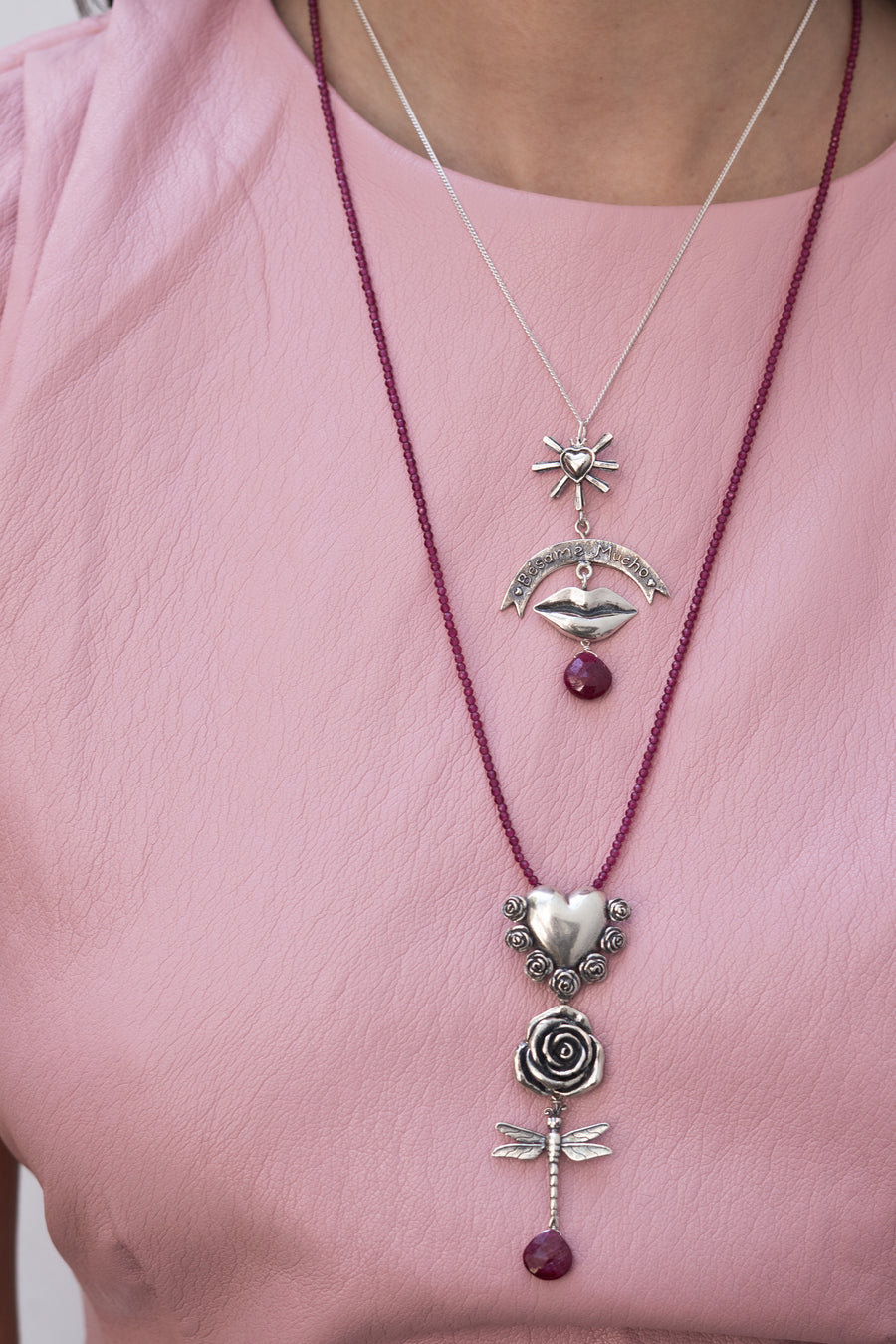 Collar Libélula Corazón, joya de plata .925, con rubí – Gabriela Sánchez (vista 3)