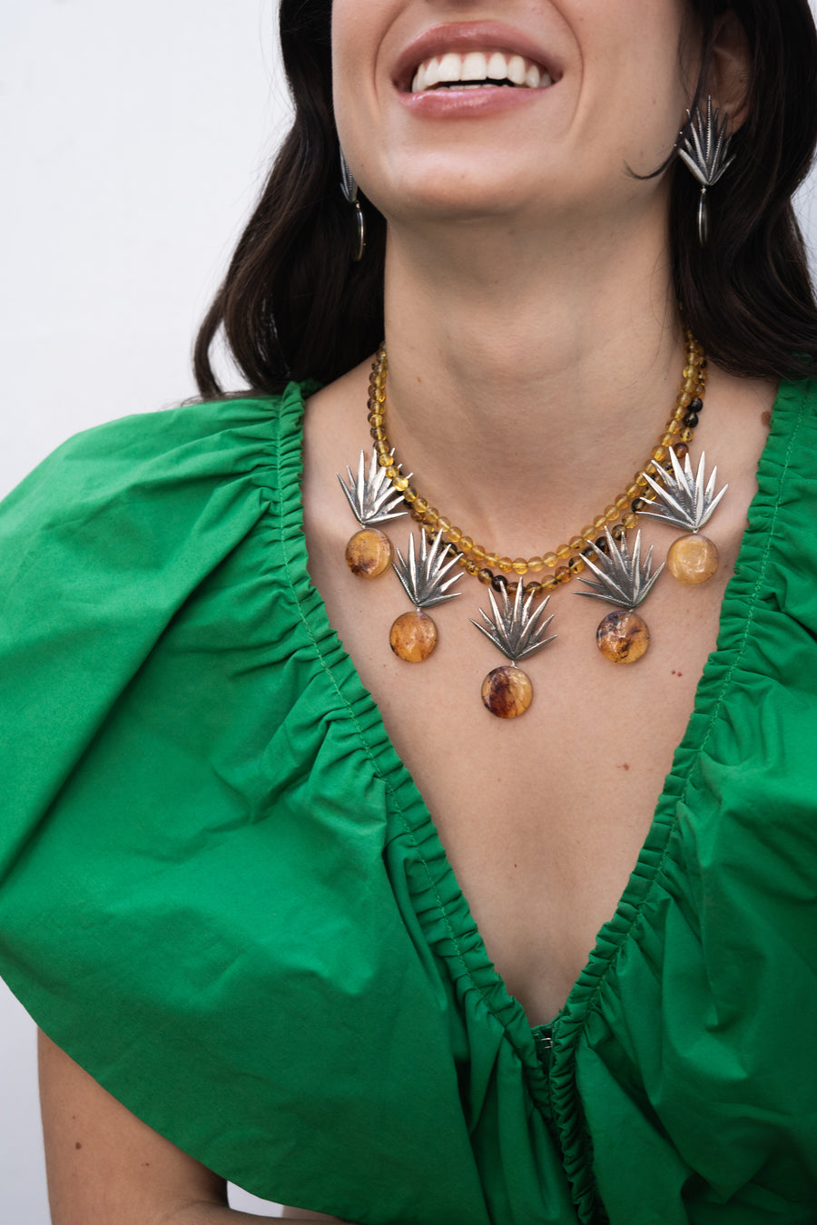 Collar Agave Dorado, joya de plata .925, con ámbar – Gabriela Sánchez (vista 3)