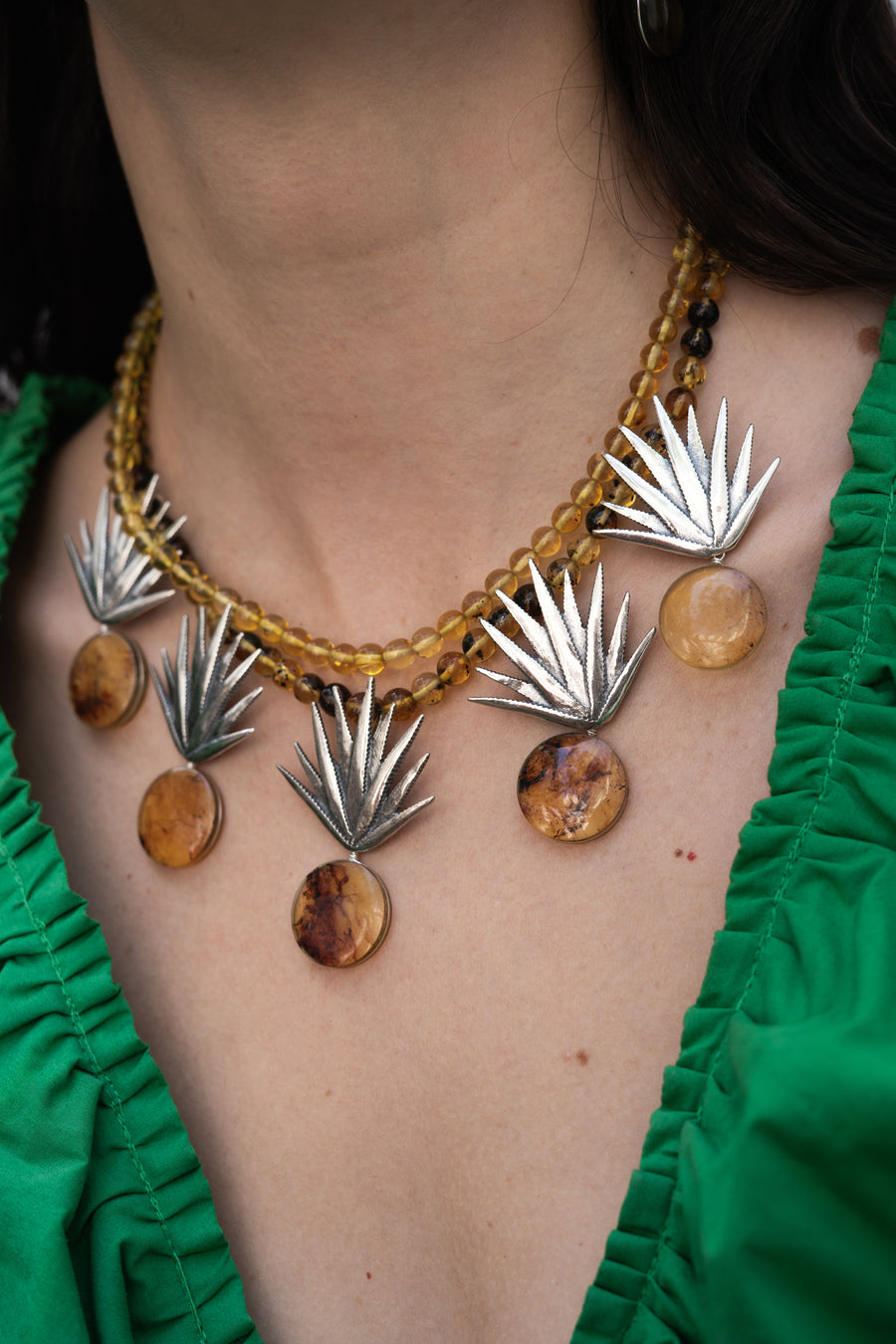 Collar Agave Dorado, joya de plata .925, con ámbar – Gabriela Sánchez (vista 4)