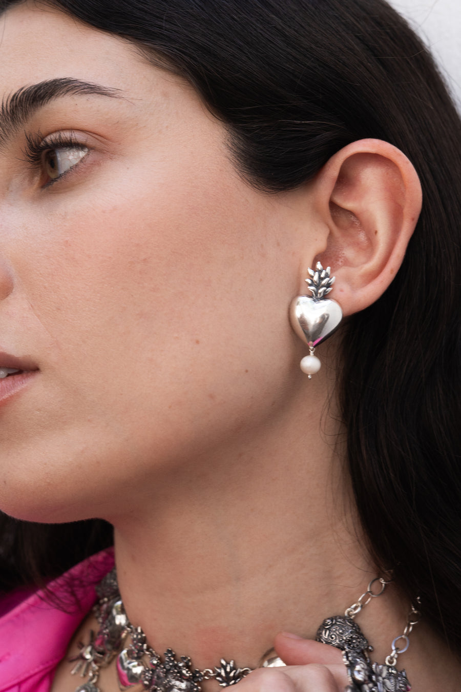 Aretes Corazón Ardiente con Perla, joya de plata .925 – Gabriela Sánchez (vista 3)