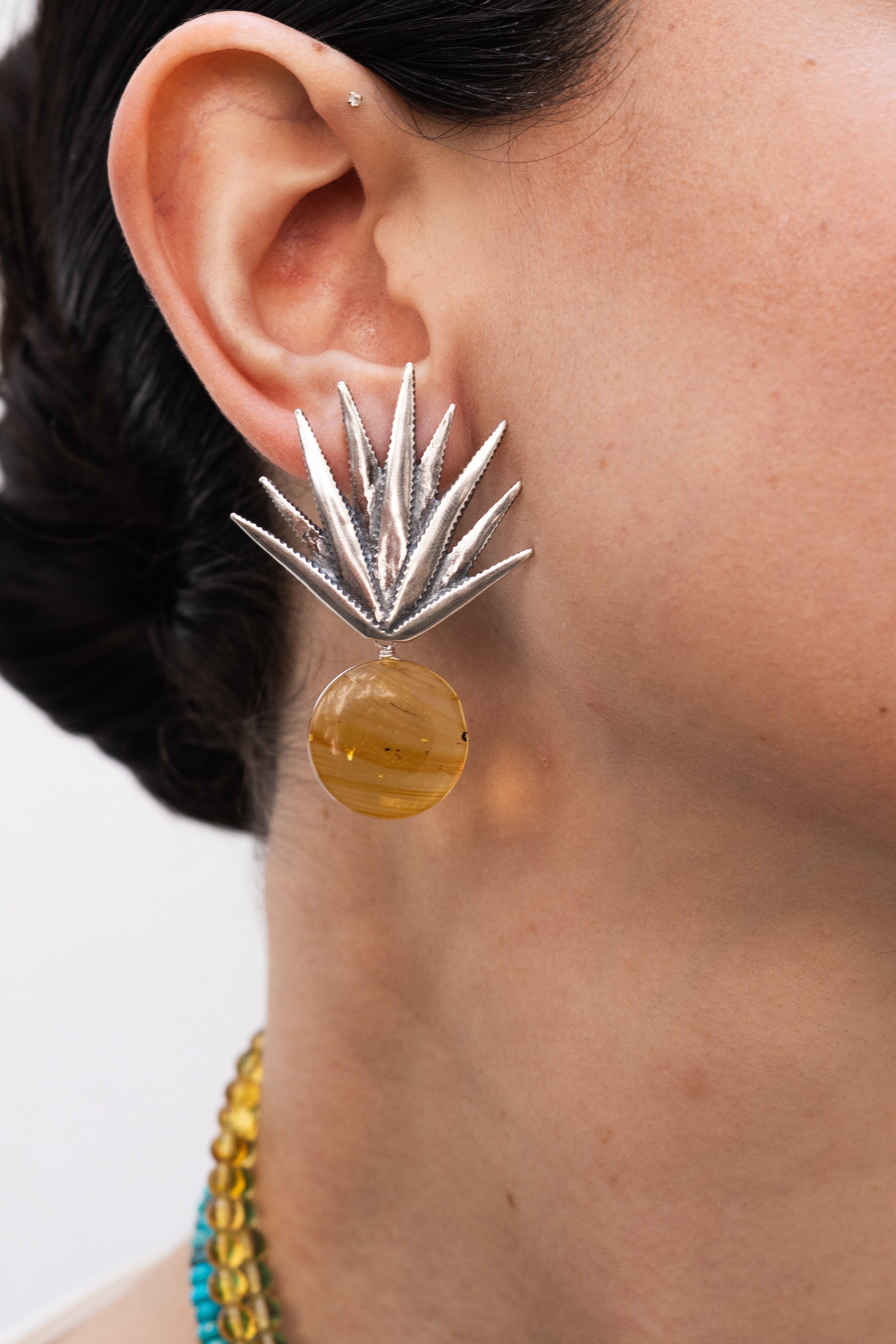 Aretes Agave Dorado, joya de plata .925, con ámbar – Gabriela Sánchez (vista 2)