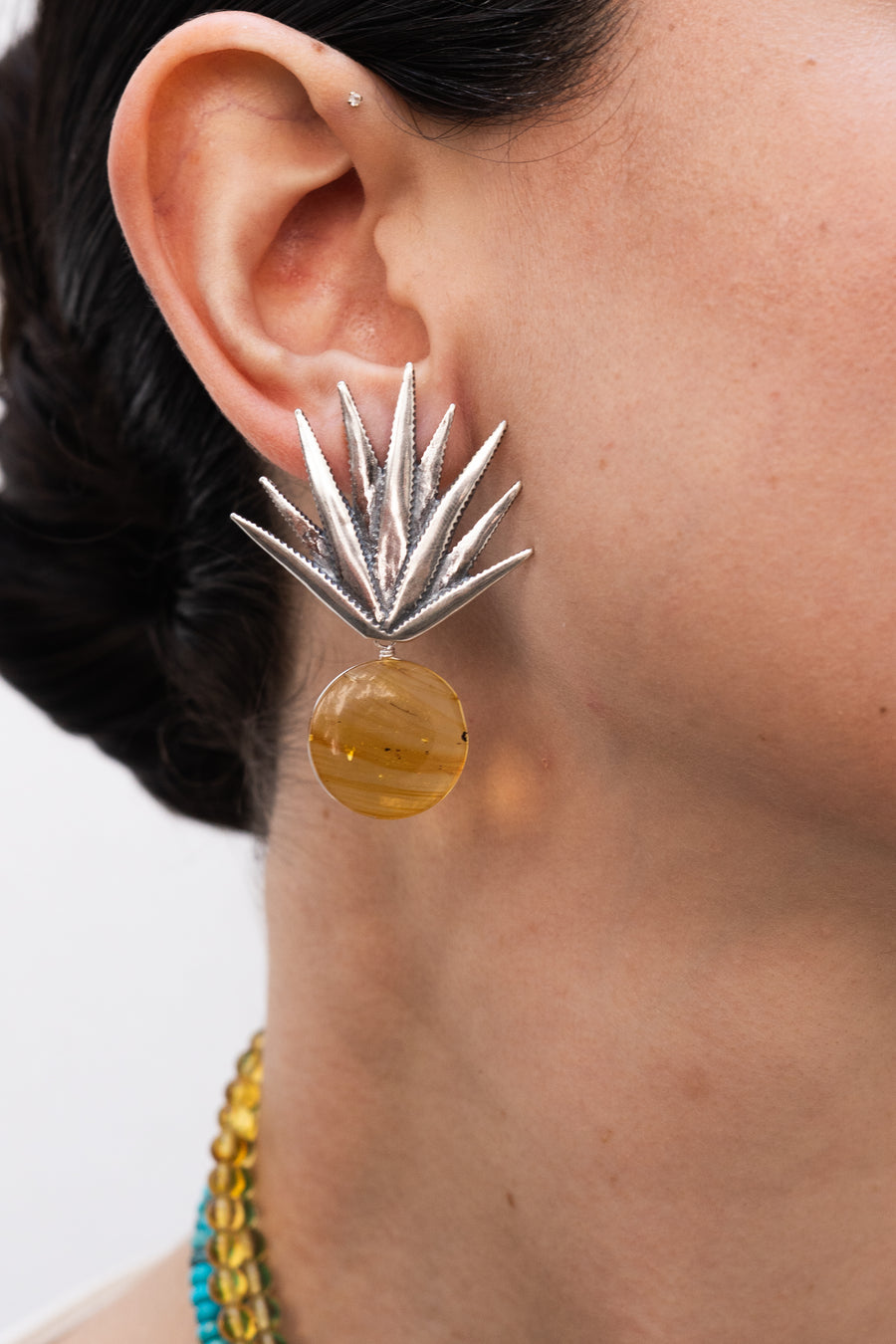 Aretes Agave Dorado, joya de plata .925, con ámbar – Gabriela Sánchez (vista 2)