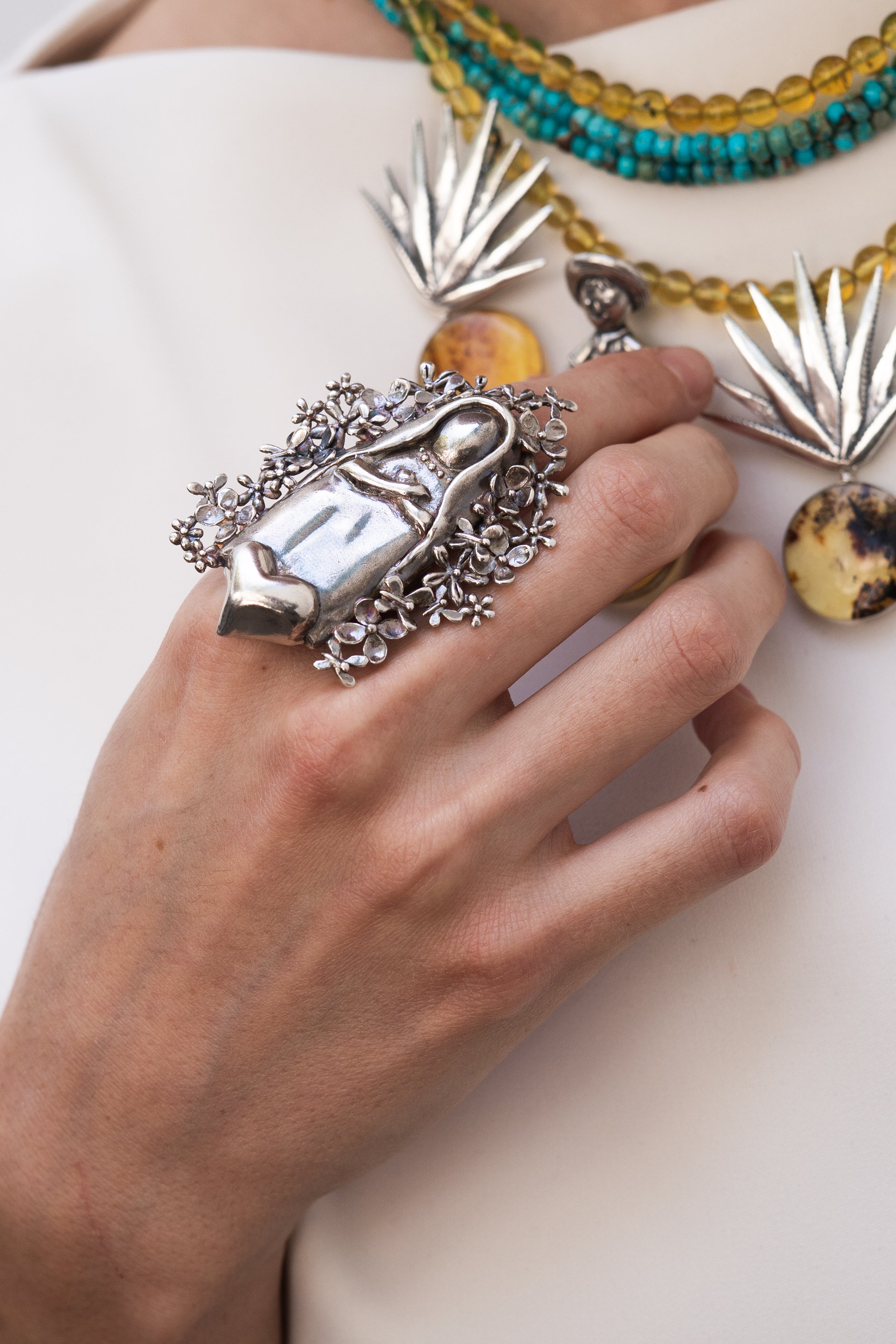 Anillo Virgen con Flores, joya de plata .925 – Gabriela Sánchez (vista 2)