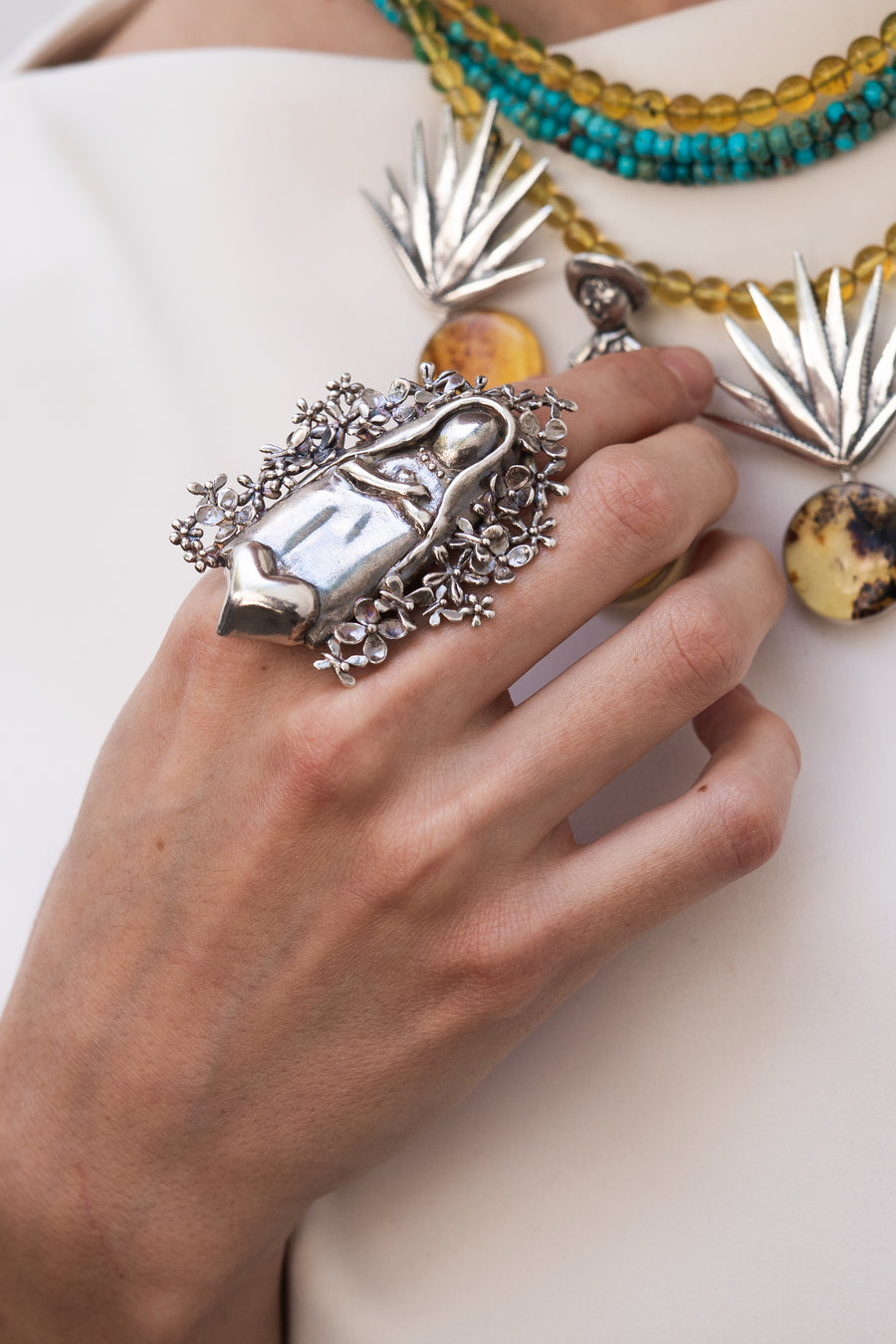 Anillo Virgen con Flores, joya de plata .925 – Gabriela Sánchez (vista 2)