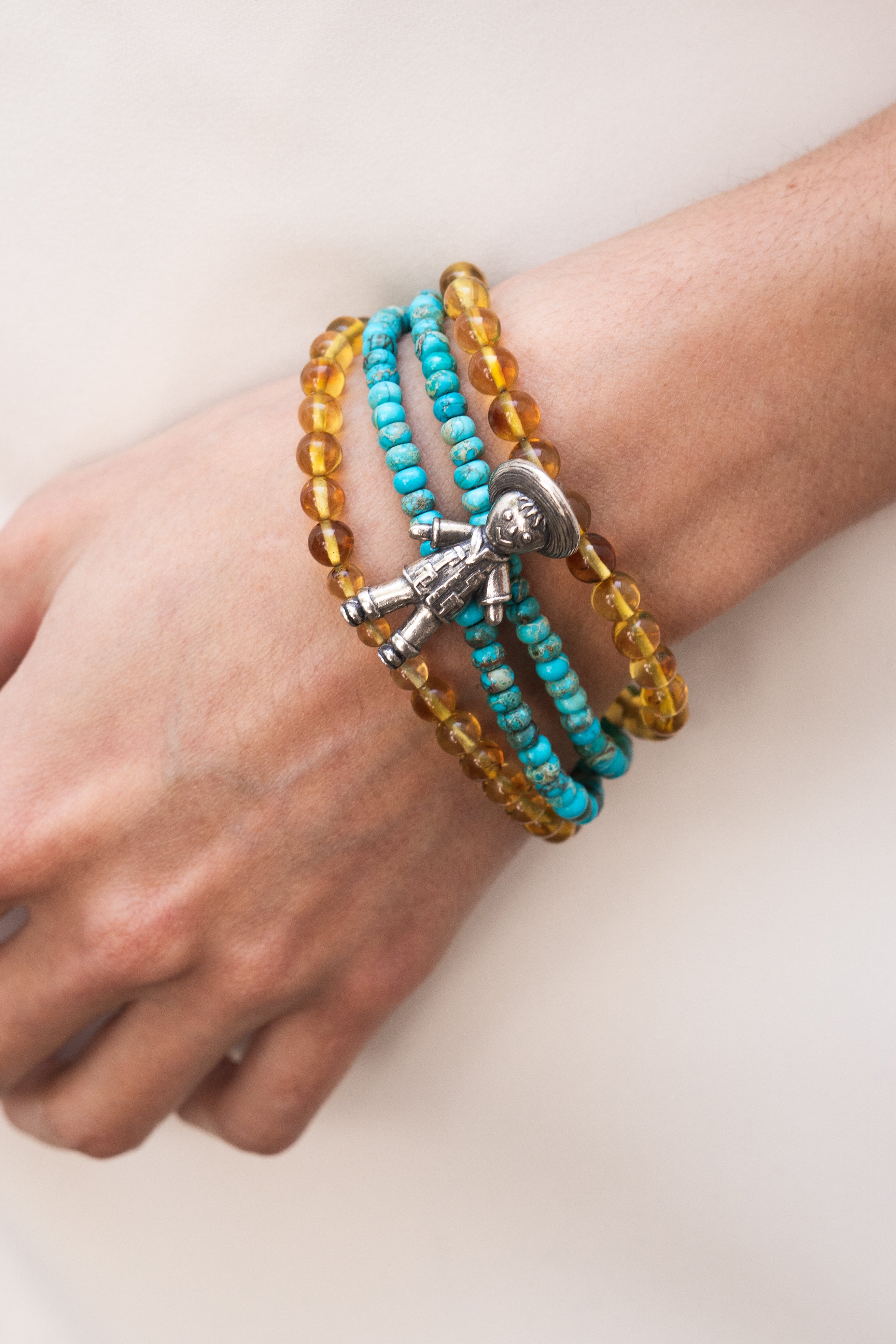 Pulsera Mi Niño, joya de plata .925, con turquesa y ámbar – Gabriela Sánchez