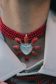 Collar Corazón Fuerte Resplandor, joya de plata .925, con coral y cuarzo – Gabriela Sánchez (vista 6)