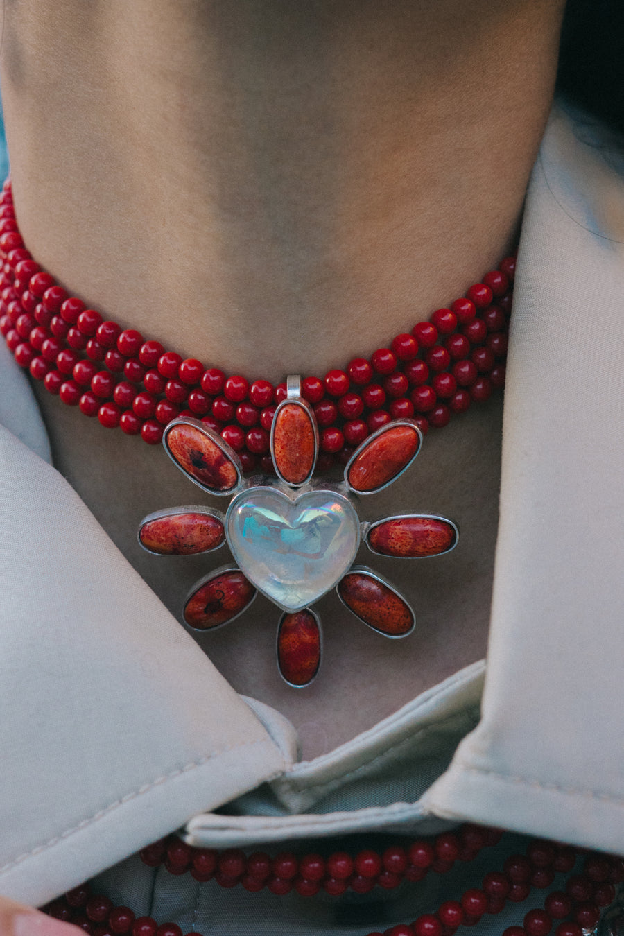 Collar Corazón Fuerte Resplandor, joya de plata .925, con coral y cuarzo – Gabriela Sánchez (vista 6)