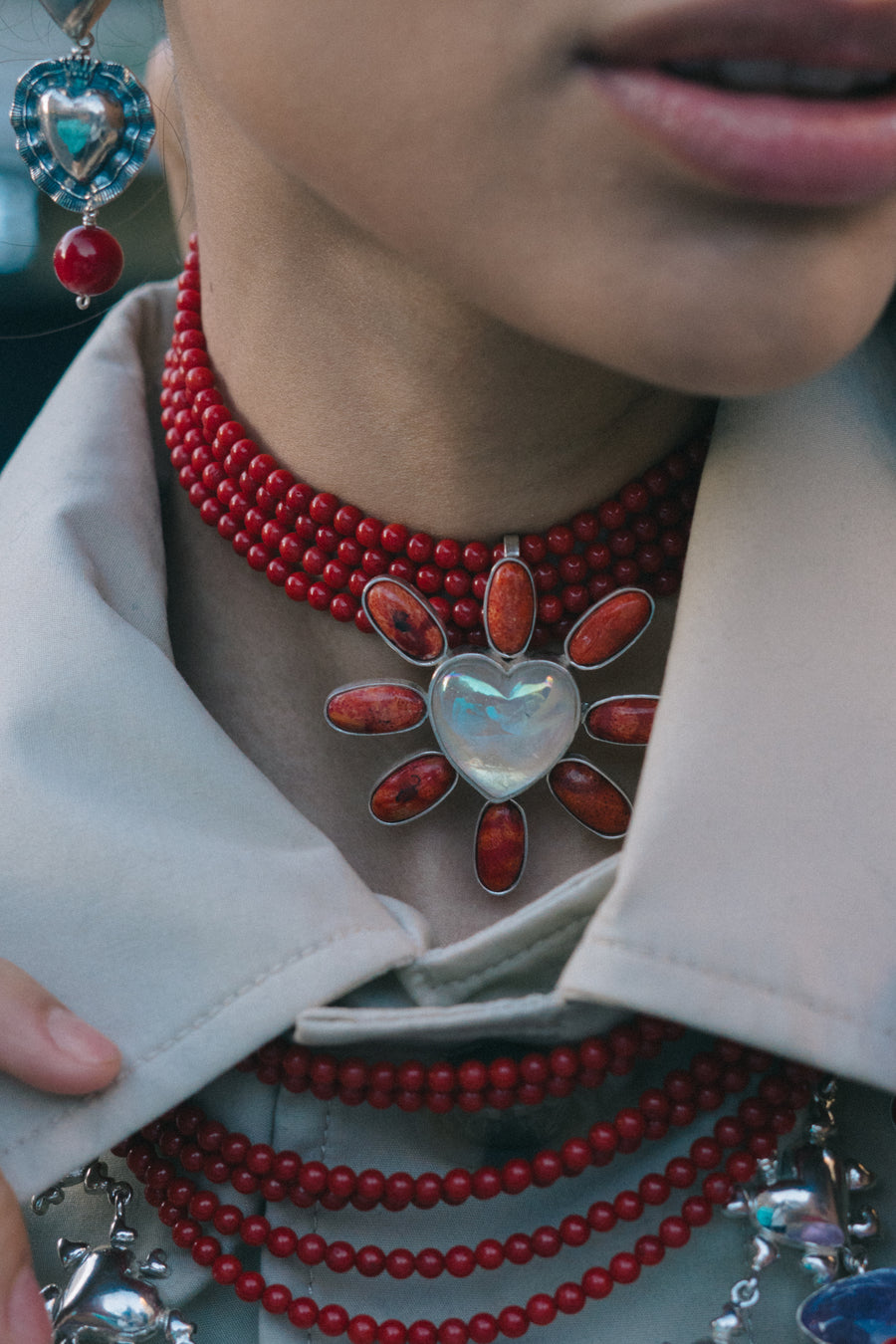 Collar Corazón Fuerte Resplandor, joya de plata .925, con coral y cuarzo – Gabriela Sánchez (vista 4)
