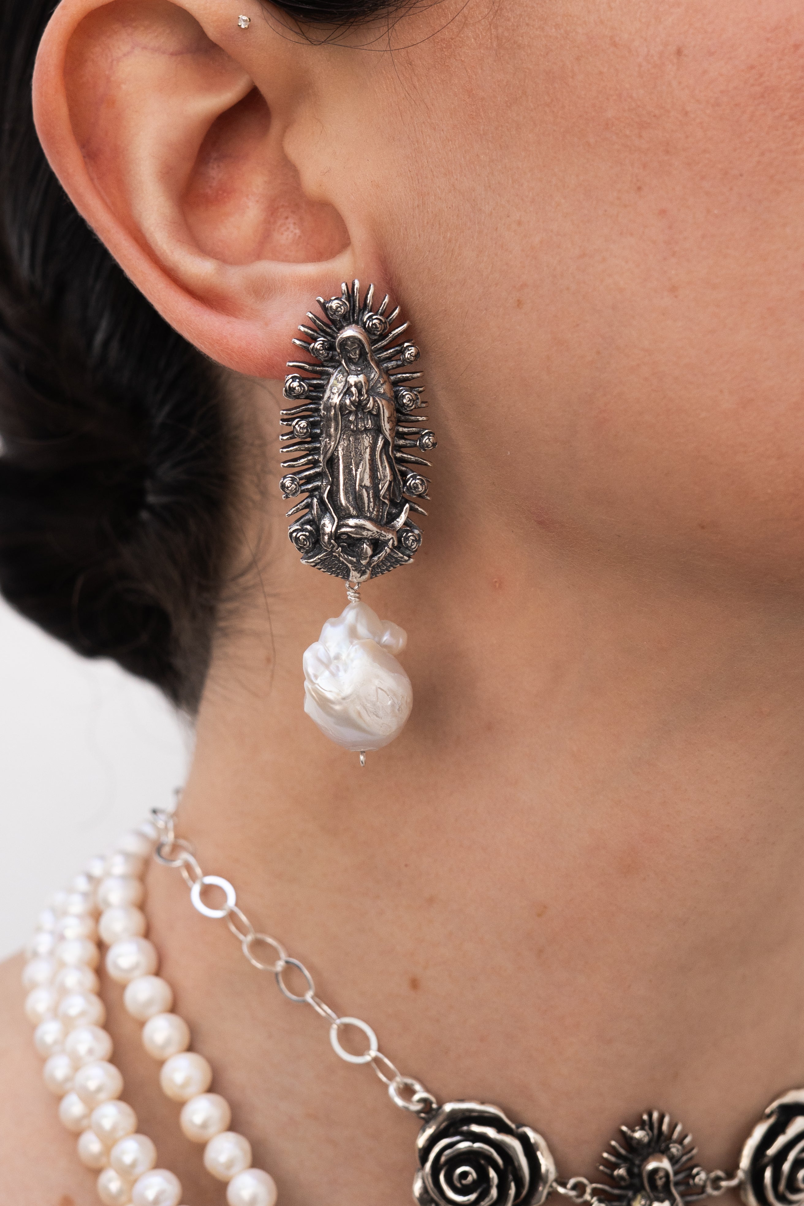 Aretes Bendición Aperlada, joya de plata .925 – Gabriela Sánchez (vista 2)