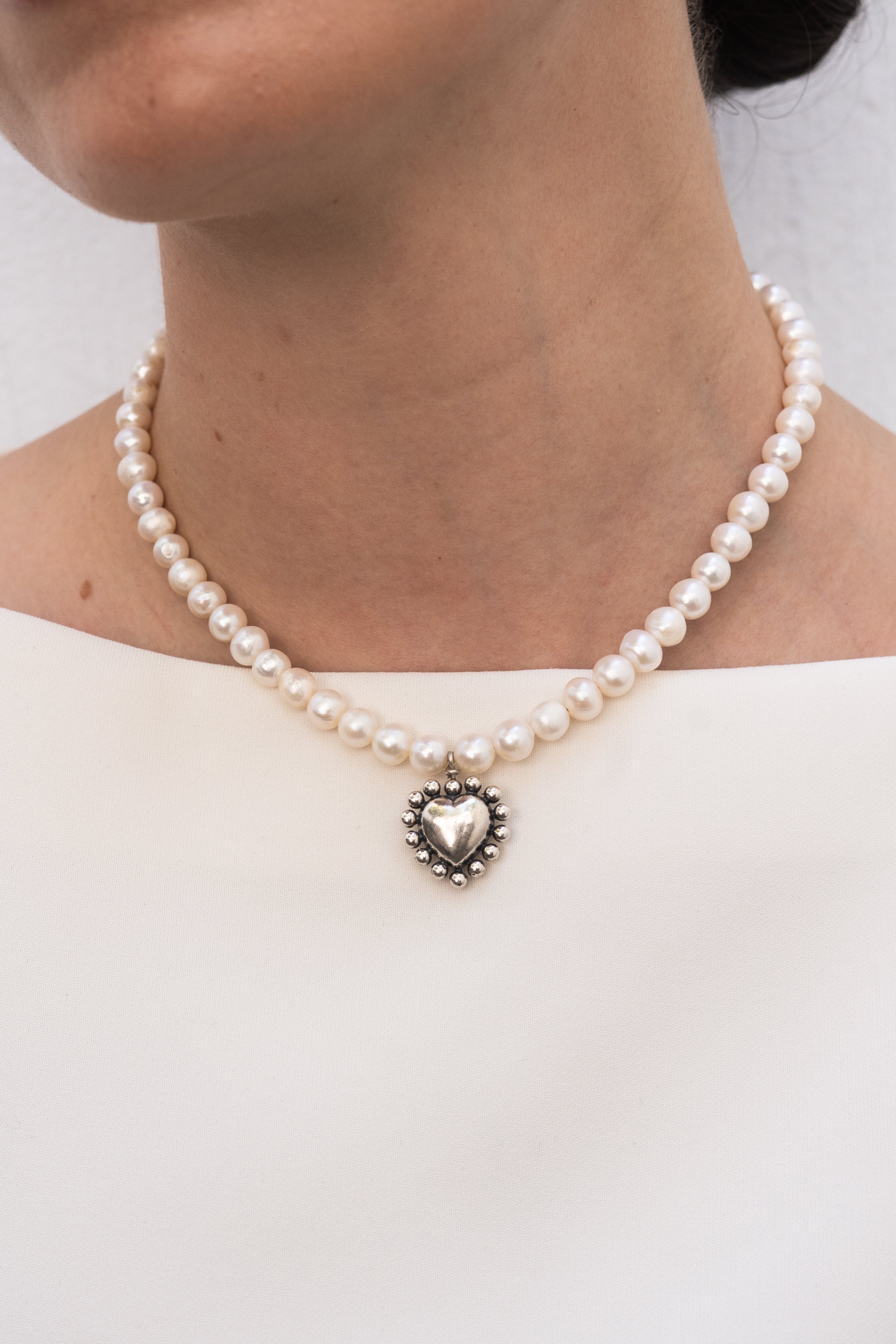 Collar Corazón Puntos Perlitas, joya de plata .925, con perla – Gabriela Sánchez (vista 2)