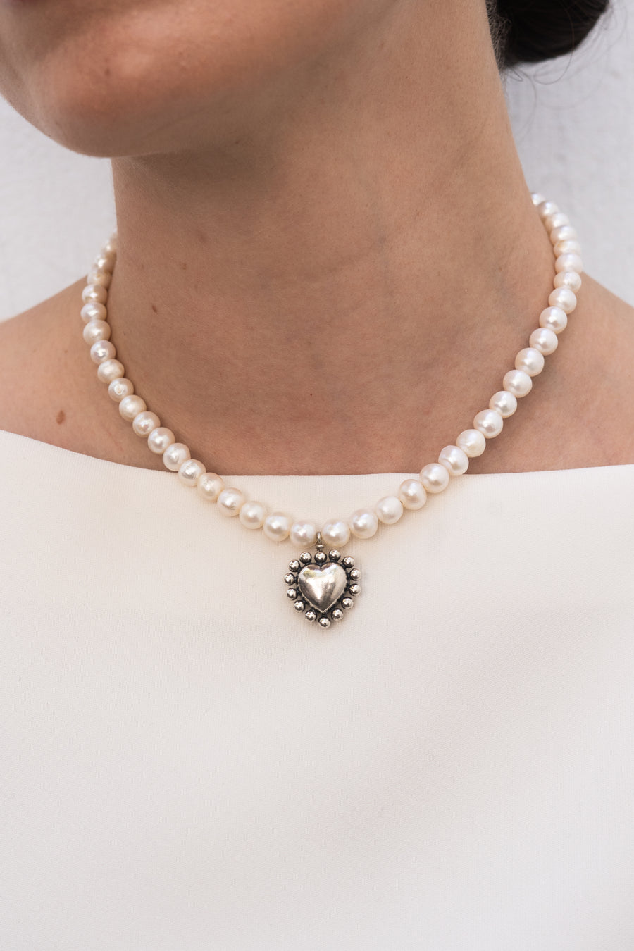 Collar Corazón Puntos Perlitas, joya de plata .925, con perla – Gabriela Sánchez (vista 2)