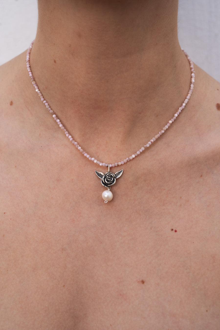 Collar Flor Rosita, joya de plata .925, con concha y perla – Gabriela Sánchez (vista 3)