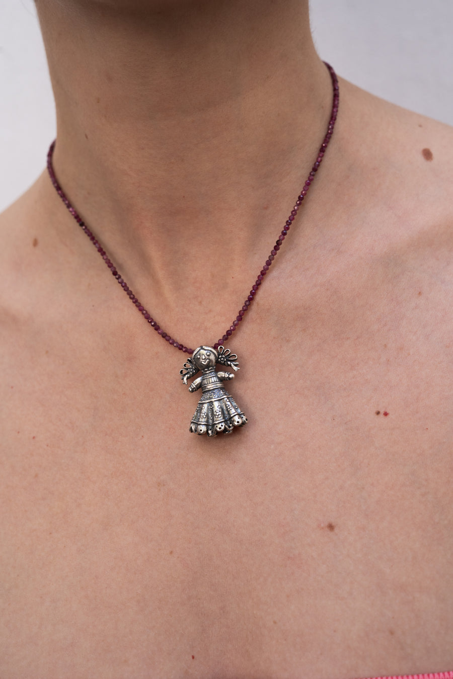 Collar Mi Niña, joya de plata .925, con rubí – Gabriela Sánchez (vista 3)