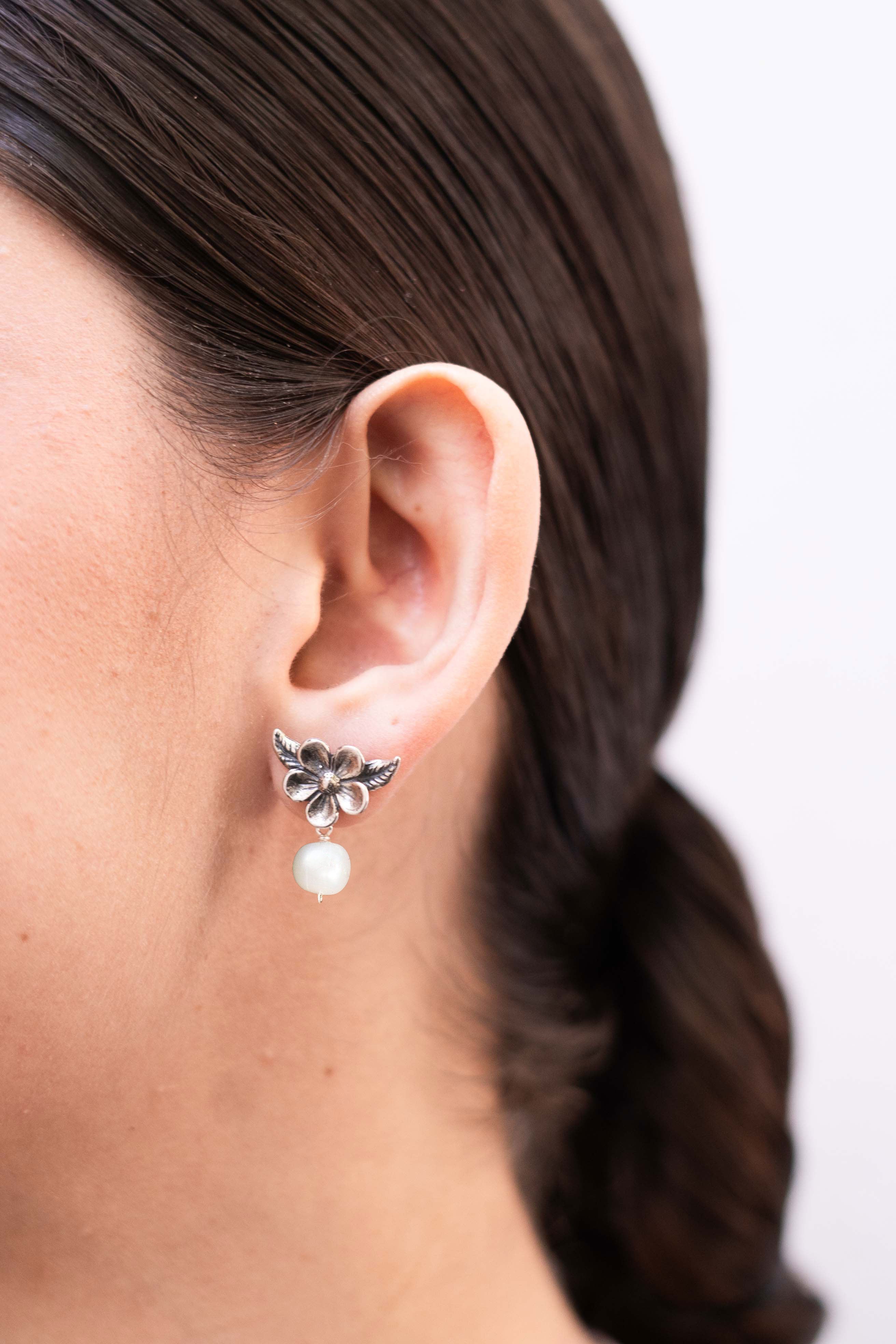 Aretes Flor Jarrito Aperlada, joya de plata .925 – Gabriela Sánchez (vista 2)