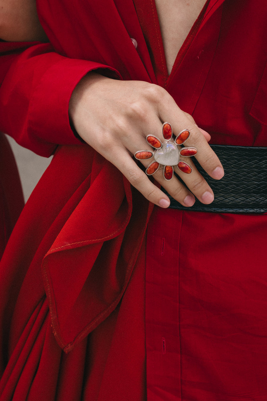 Anillo Tornasol Rojo, joya de plata .925, con cuarzo y coral – Gabriela Sánchez (vista 4)