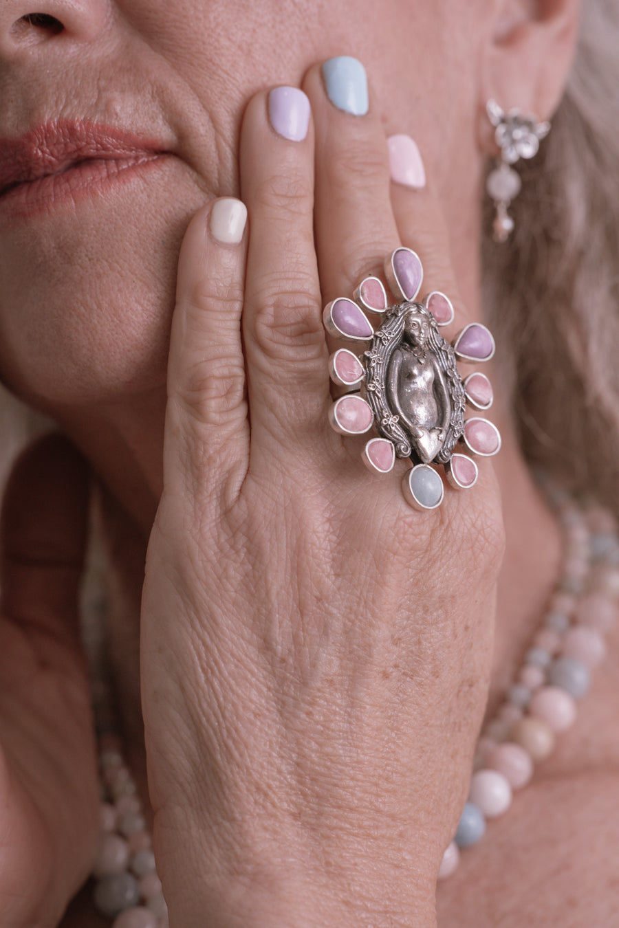 Anillo Nueva Vida, joya de plata .925, con rodocosita y fosforita – Gabriela Sánchez (vista 3)