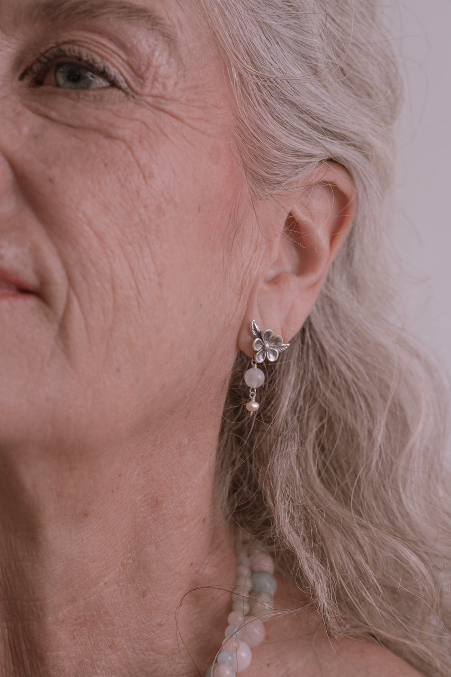 Aretes Flores de Amor, joya de plata .925, con aquamarina y perla – Gabriela Sánchez (vista 3)