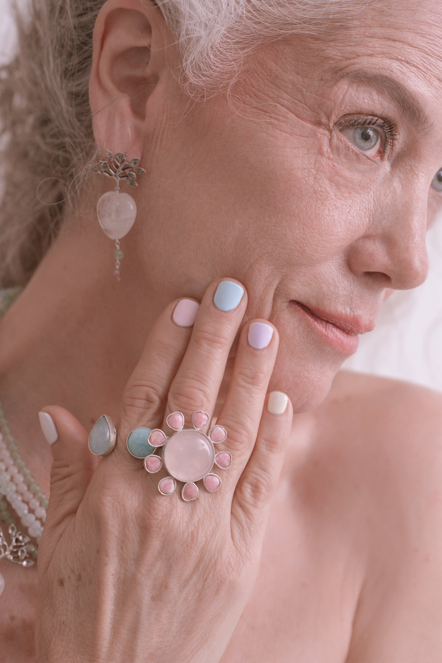 Anillo Cariño de Mamá, joya de plata .925, con cuarzo y rodocosita – Gabriela Sánchez (vista 4)