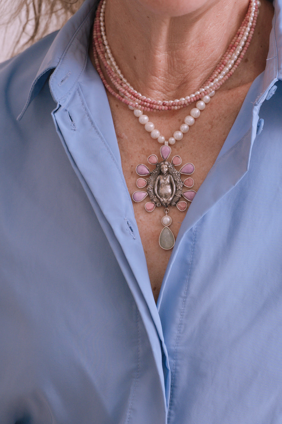 Collar Nueva Vida, joya de plata .925, con rodocosita y perla – Gabriela Sánchez