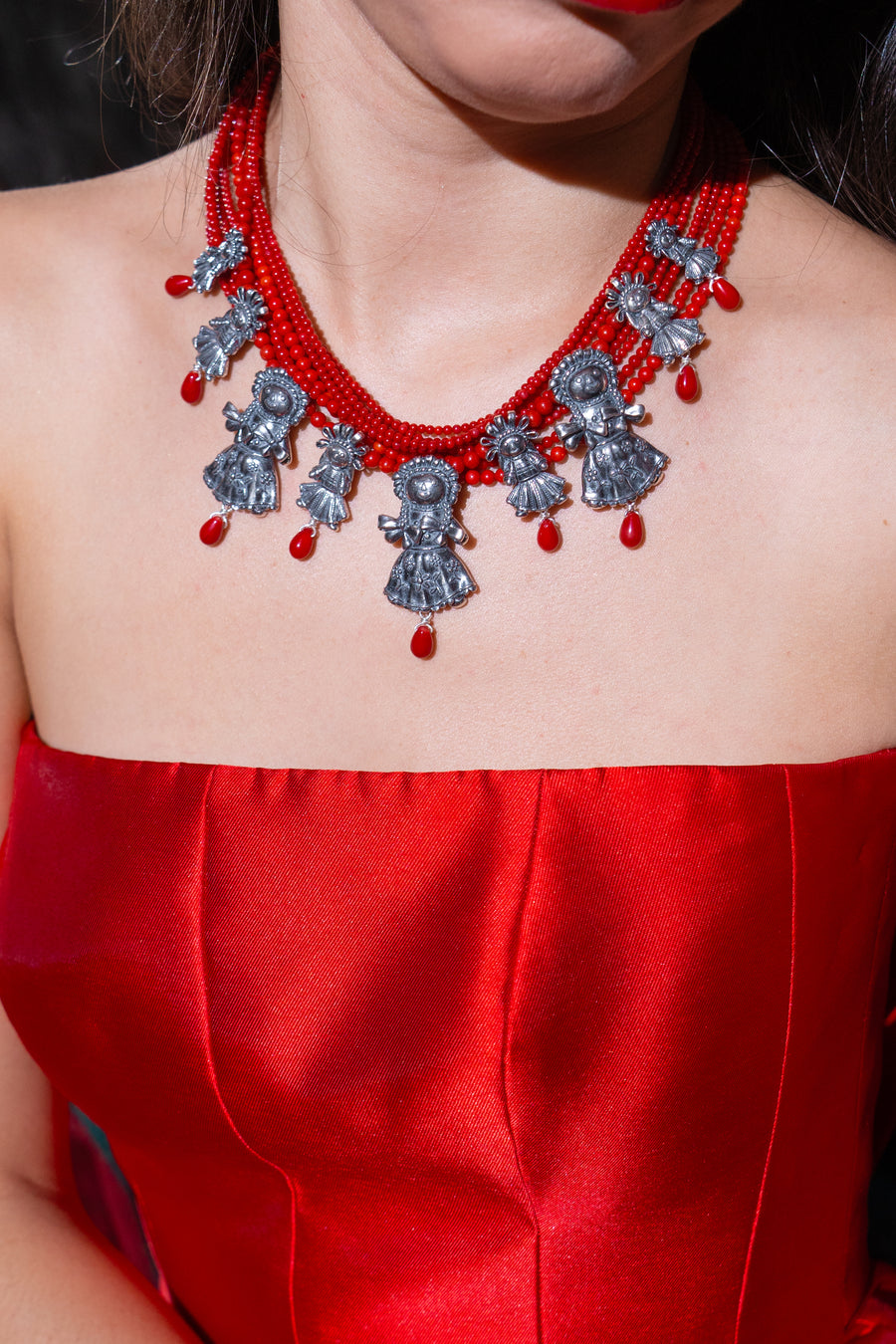 Collar La Cereza del Pastel, joya de plata .925, con coral – Gabriela Sánchez (vista 3)