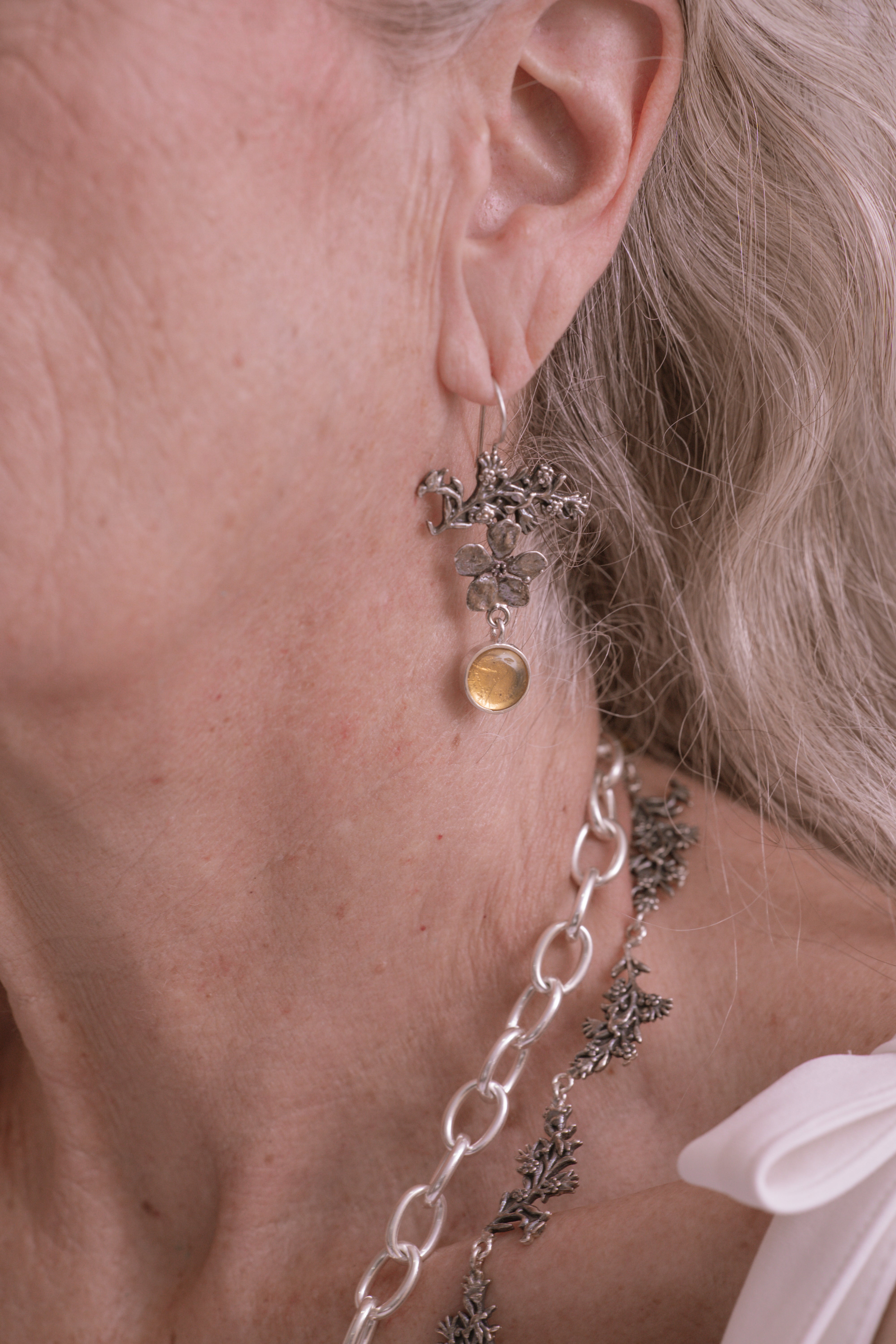 Aretes Jardín de mi Abuela, joya de plata .925, con ámbar – Gabriela Sánchez (vista 2)